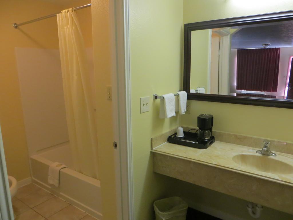 Americas Best Value Inn & Suites Hempstead Cameră foto
