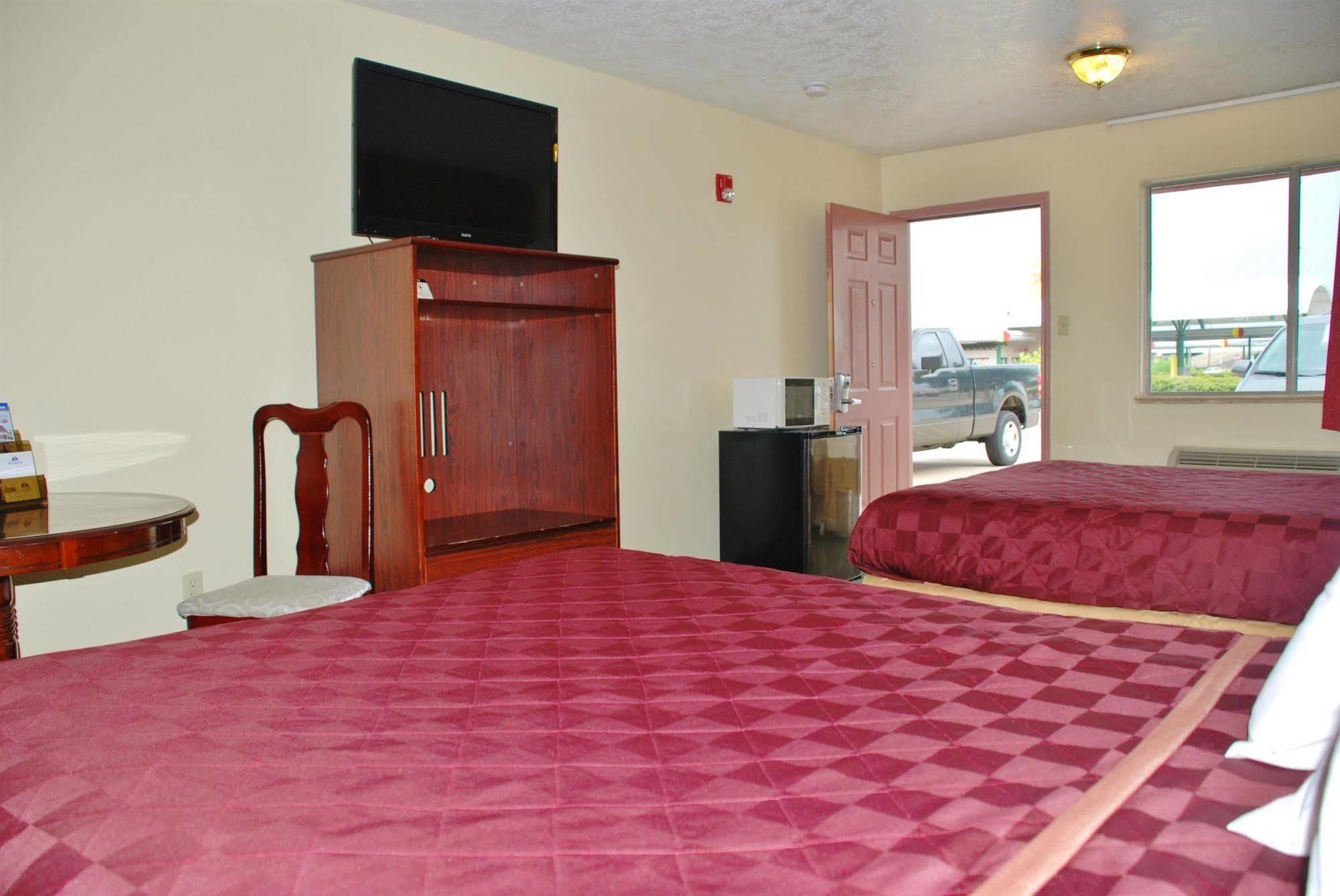 Americas Best Value Inn & Suites Hempstead Exterior foto