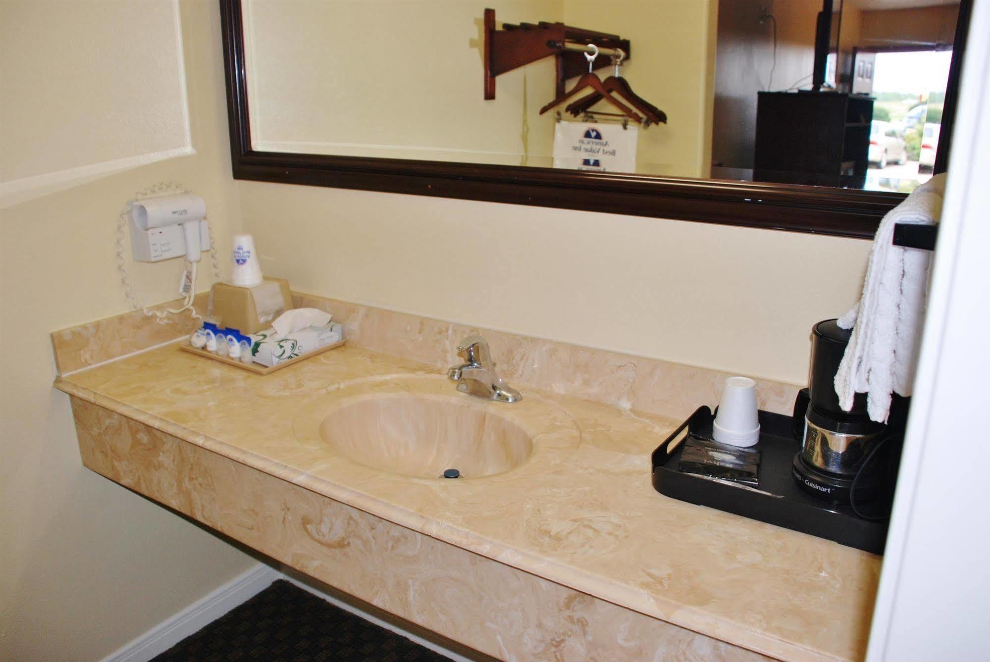 Americas Best Value Inn & Suites Hempstead Exterior foto